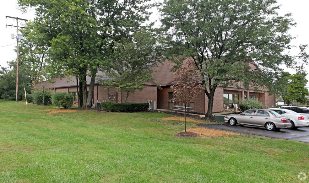 555 W Schrock Rd, Westerville, OH à louer - Photo de l’immeuble – Image 2 sur 36