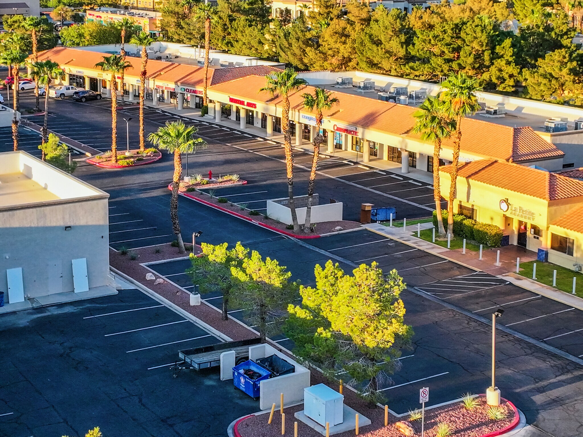 80 N Pecos Rd, Henderson, NV à louer Photo de l’immeuble– Image 1 sur 10