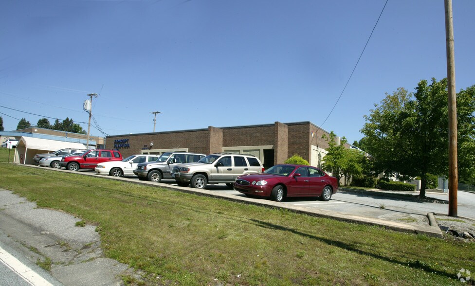 1210 Hickory Chapel Rd, High Point, NC à vendre - Photo de l’immeuble – Image 2 sur 7