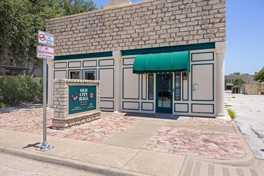 111 S Houston St, Granbury, TX à vendre - Photo de l’immeuble – Image 2 sur 50