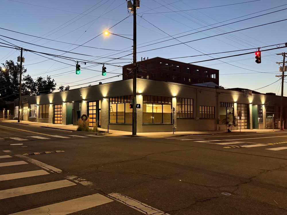 633 SE Clay St, Portland, OR à louer Photo principale– Image 1 sur 9