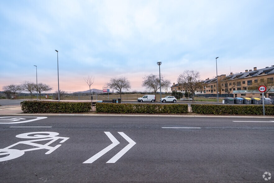 Avenida Cristóbal Colón, 19, Colmenar Viejo, Madrid à vendre - Photo de l’immeuble – Image 2 sur 2