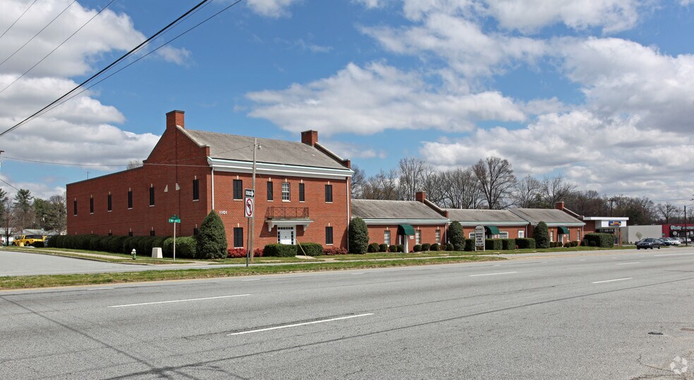 1023-1119 E Wendover Ave, Greensboro, NC à louer - Photo de l’immeuble – Image 2 sur 5