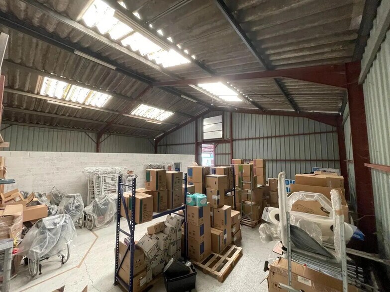 Local d'activités dans Le Vaudreuil à vendre - Photo de l’immeuble – Image 2 sur 22