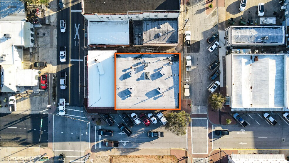 212-216 E Alamo St, Brenham, TX à louer - Photo de l’immeuble – Image 3 sur 14