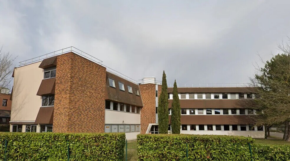 7 Rue Maryse Bastié, Bron à louer - Photo de l’immeuble – Image 1 sur 1