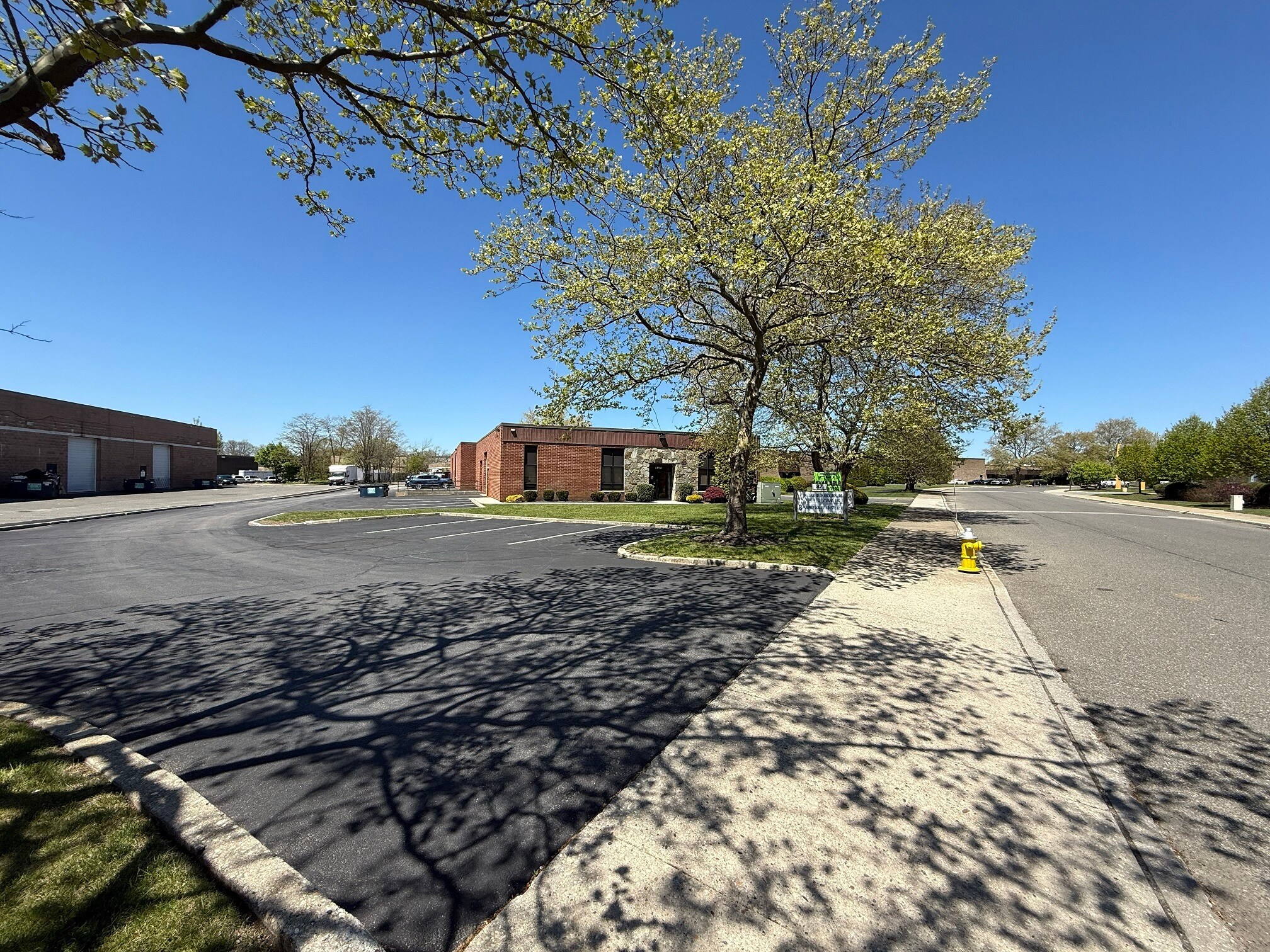 87 E Jefryn Blvd, Deer Park, NY à louer Photo de l’immeuble– Image 1 sur 7