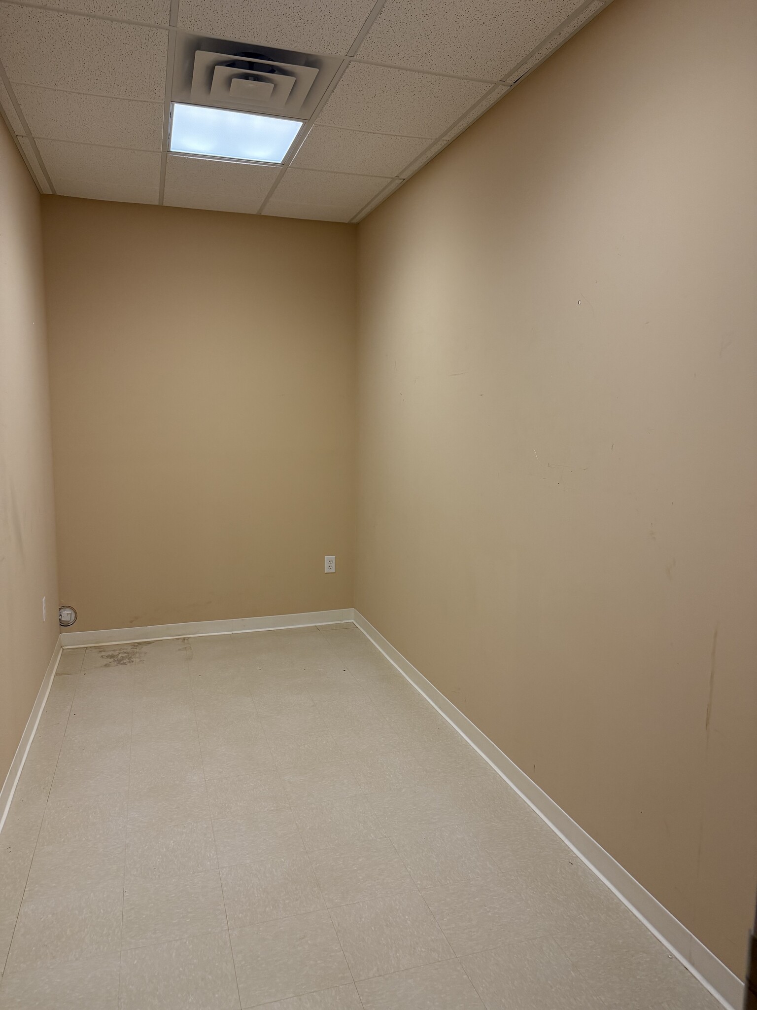 180 Tices Ln, East Brunswick, NJ à louer Photo de l’immeuble– Image 1 sur 1
