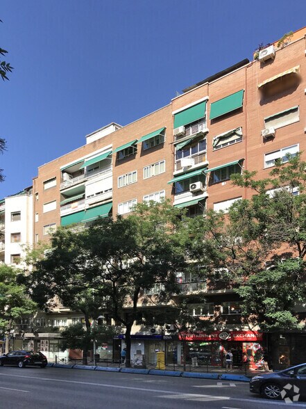 Immeuble residentiel dans Madrid, Madrid à vendre - Photo principale – Image 1 sur 2
