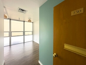 1220-1234 Howard Ave, Burlingame, CA à louer Photo intérieure– Image 1 sur 7