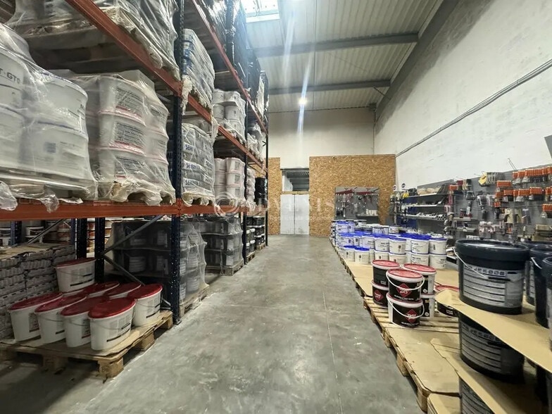 Local d’activités dans Stains à louer - Photo de l’immeuble – Image 2 sur 9