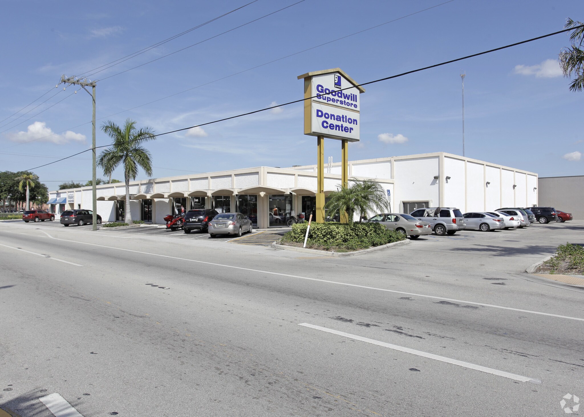 3149 W Hallandale Beach Blvd, Hallandale, FL à louer Photo principale– Image 1 sur 28