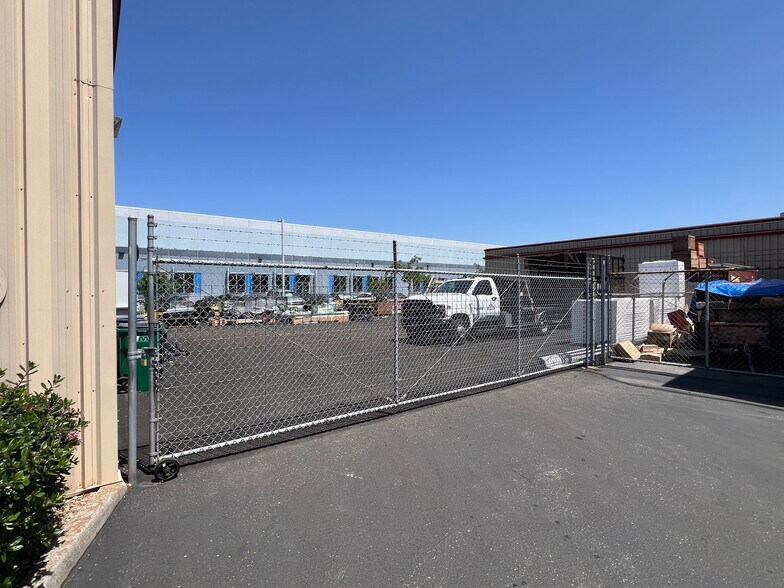 1351 E Pine St, Lodi, CA à louer - Photo de l’immeuble – Image 3 sur 3