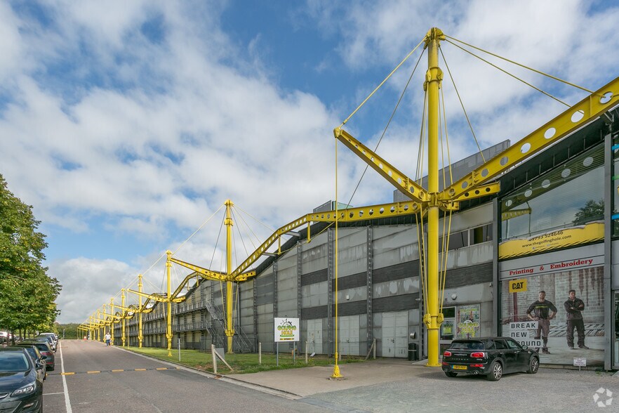 Rivermead Dr, Swindon à vendre - Photo de l’immeuble – Image 3 sur 8