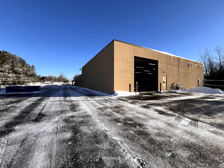 2075 Quaker Pointe Dr, Quakertown, PA à louer - Photo de l’immeuble – Image 2 sur 5