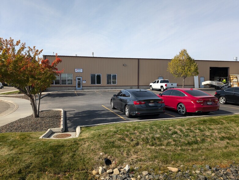 8458 W Elisa St, Boise, ID à louer - Photo de l’immeuble – Image 2 sur 7