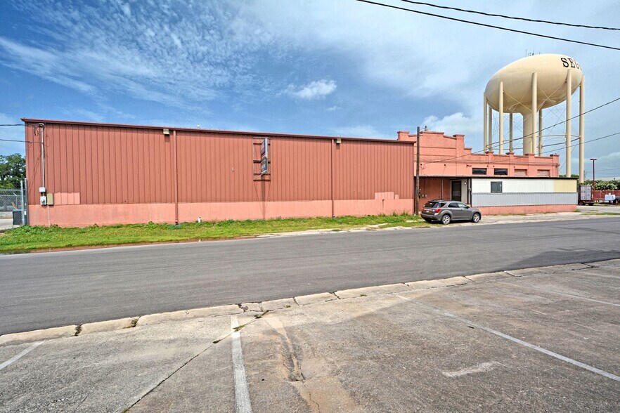 1124-1126 N Bowie St, Seguin, TX à vendre - Photo de l’immeuble – Image 3 sur 24