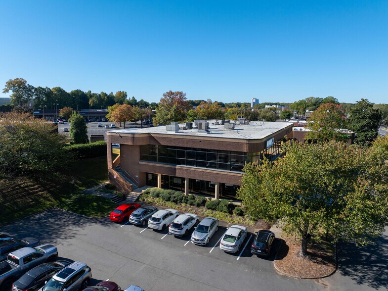 820 Tyvola Rd, Charlotte, NC à louer - Photo de l’immeuble – Image 3 sur 5