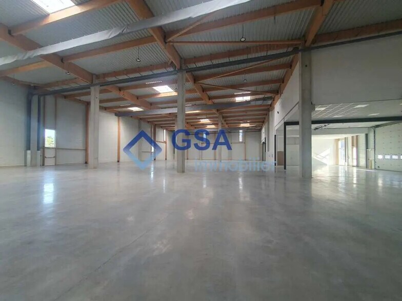 Local d’activités dans Moissy-Cramayel à louer - Photo de l’immeuble – Image 3 sur 11