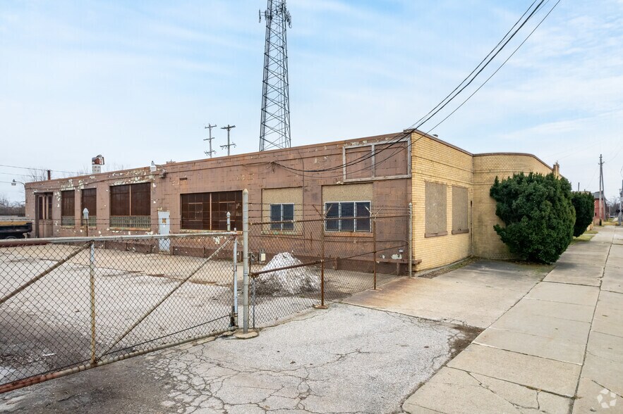 1716 S Jefferson Ave, Saginaw, MI à vendre - Photo de l’immeuble – Image 3 sur 19