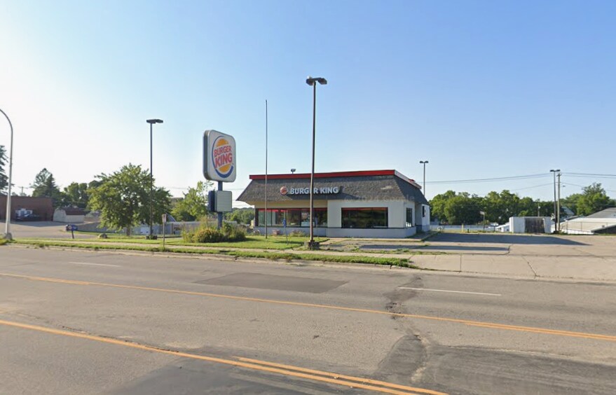 705 E Vernon Ave, Fergus Falls, MN à vendre Photo principale– Image 1 sur 3