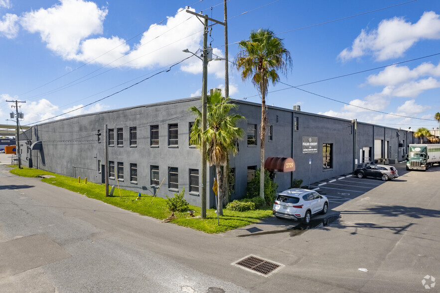 2717-2729 E Adamo Dr, Tampa, FL à louer - Photo de l’immeuble – Image 1 sur 9