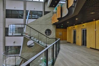 2 Rue De La Redoute, Guyancourt à louer Photo de l’immeuble– Image 2 sur 15