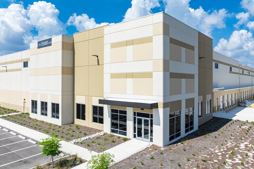 16500 Oriole Rd, Fort Myers, FL à louer - Photo de l’immeuble – Image 3 sur 19