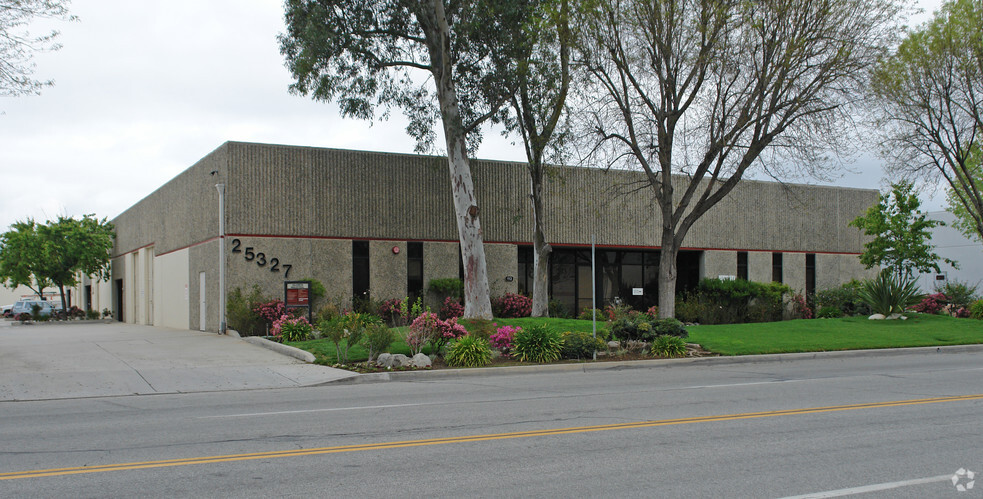 25327 Avenue Stanford, Valencia, CA à louer - Photo de l’immeuble – Image 3 sur 5