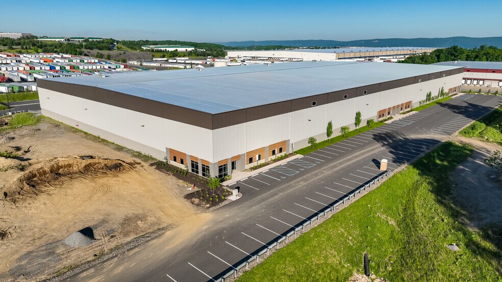 555 Research Drive, Pittston Township, PA à louer - Photo de l’immeuble – Image 2 sur 7