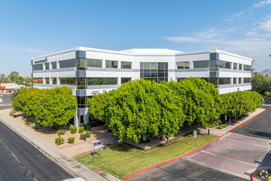 4222 E Thomas Rd, Phoenix, AZ à louer - Photo principale – Image 1 sur 5