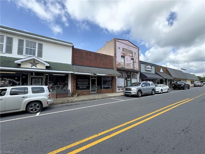 115 N Henry St, Stoneville, NC à vendre - Photo de l’immeuble – Image 2 sur 14