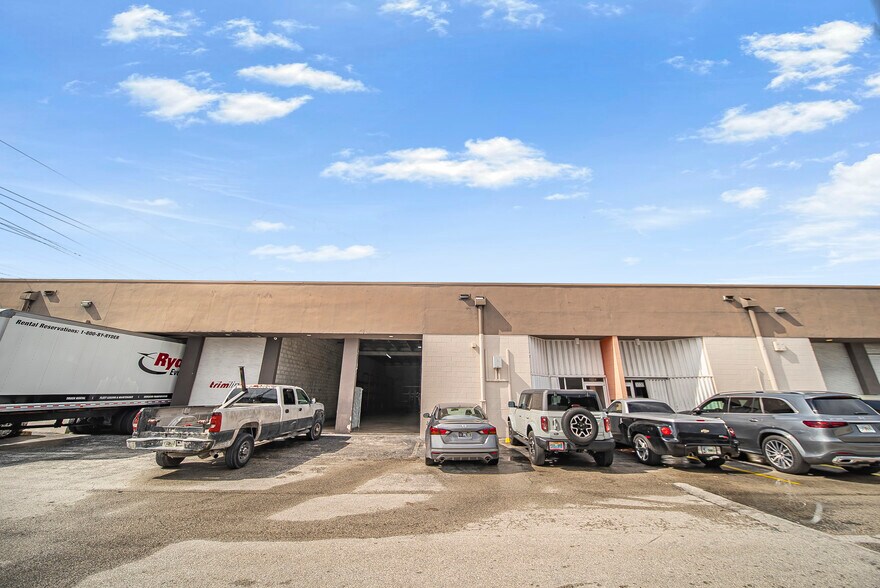 3018 NW 79th Ave, Doral, FL à louer - Photo de l’immeuble – Image 1 sur 45