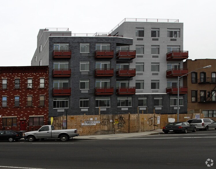 184 Noll St, Brooklyn, NY à louer - Photo de l’immeuble – Image 3 sur 7