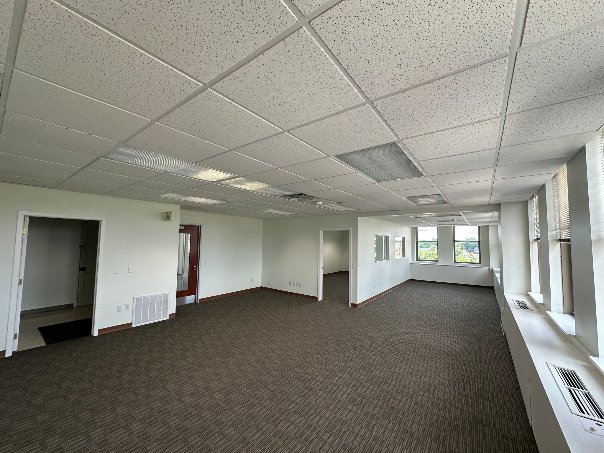 306 S Washington Ave, Royal Oak, MI à louer Photo intérieure– Image 1 sur 3