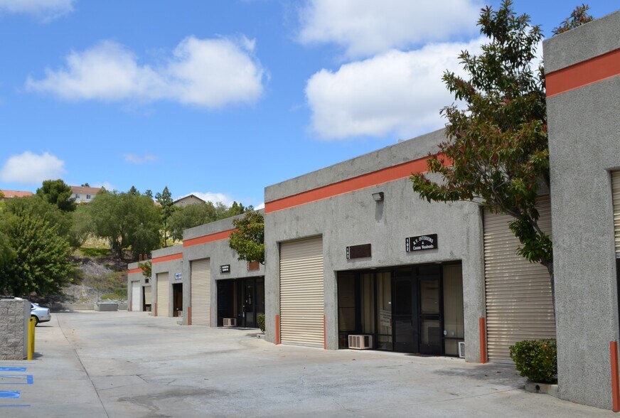 2735 Via Orange Way, Spring Valley, CA à louer - Photo de l’immeuble – Image 3 sur 7