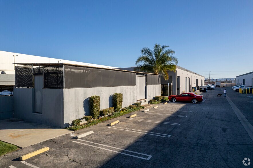 13006 Saticoy St, North Hollywood, CA à louer - Photo de l’immeuble – Image 3 sur 6