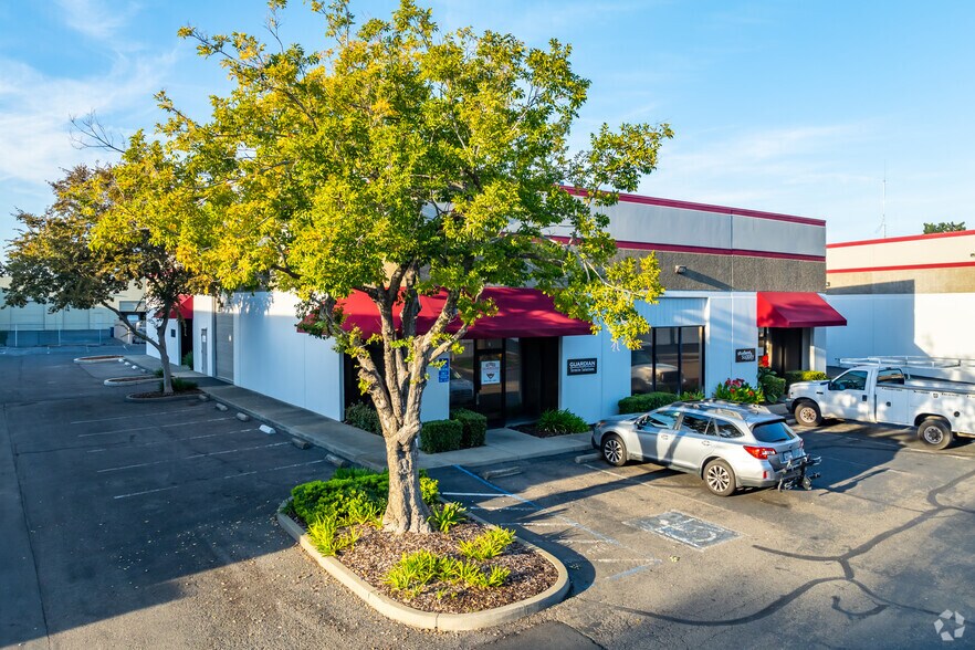 3374 Monier Cir, Rancho Cordova, CA à louer - Photo de l’immeuble – Image 2 sur 4