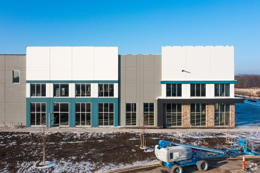 10100 Assembly Park Dr, Wixom, MI à louer - Photo de l’immeuble – Image 2 sur 8