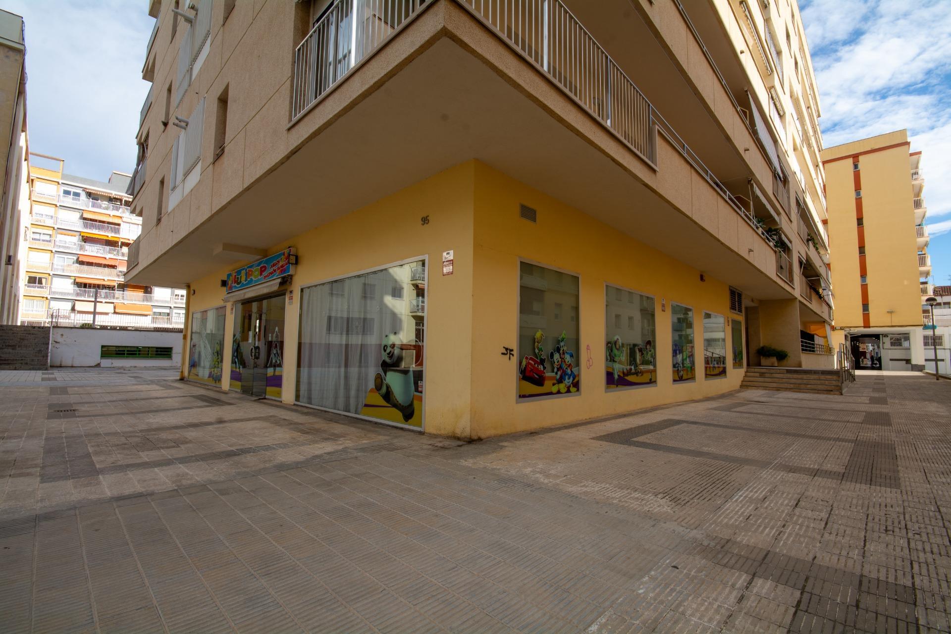 Local commercial dans Vilanova i la Geltrú, Barcelona à louer Photo de l’immeuble– Image 1 sur 18