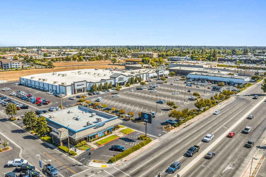 5130 N Blackstone Ave, Fresno, CA à louer - Photo de l’immeuble – Image 3 sur 4