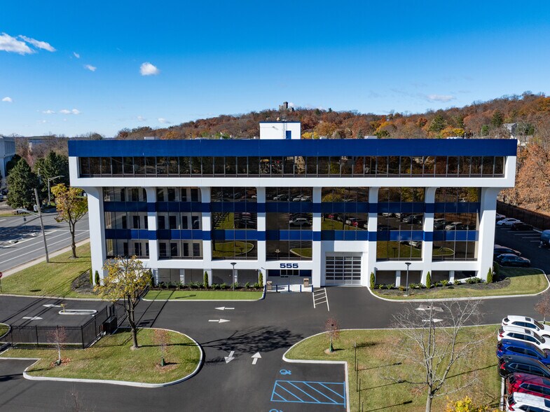 555 White Plains Rd, Tarrytown, NY à louer - Photo de l’immeuble – Image 1 sur 3