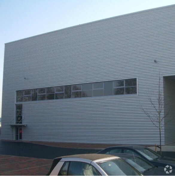 Avro Way, Weybridge à louer - Photo de l’immeuble – Image 2 sur 8