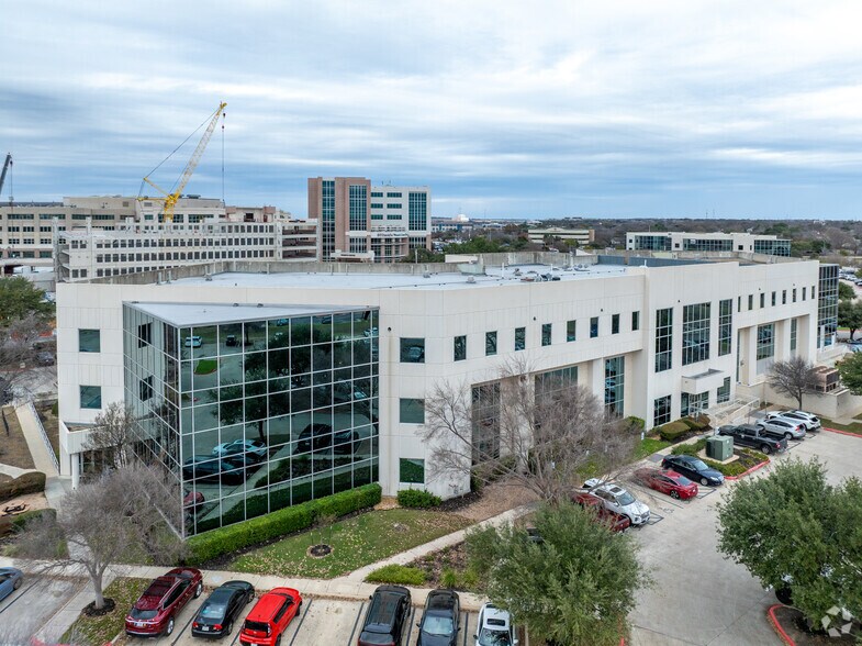 12201 Renfert Way, Austin, TX à louer - Photo de l’immeuble – Image 2 sur 9