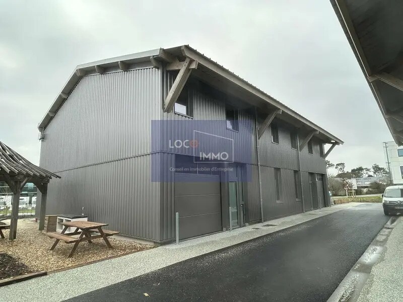 Local d'activités dans Le Haillan à vendre Photo de l’immeuble– Image 1 sur 11