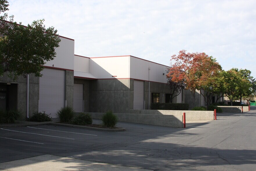 4641 Pell Dr, Sacramento, CA à louer - Photo de l’immeuble – Image 2 sur 5