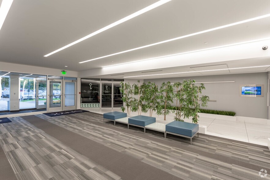 29777 Telegraph Rd, Southfield, MI à louer - Hall d’entrée – Image 3 sur 13