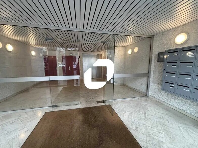 Bureau dans Évry-Courcouronnes à vendre - Photo de l’immeuble – Image 2 sur 11