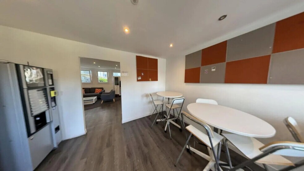 Bureau dans Issy-les-Moulineaux à vendre - Photo de l’immeuble – Image 2 sur 14