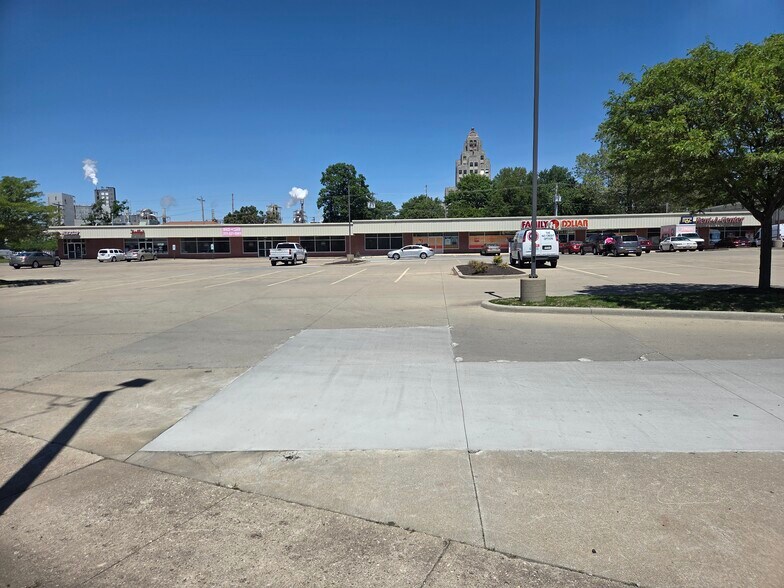 2200 E William St, Decatur, IL à louer - Photo de l’immeuble – Image 2 sur 8